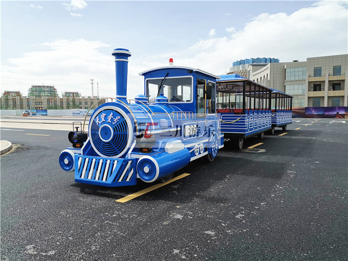 茶卡盐湖天空壹号观光小火车