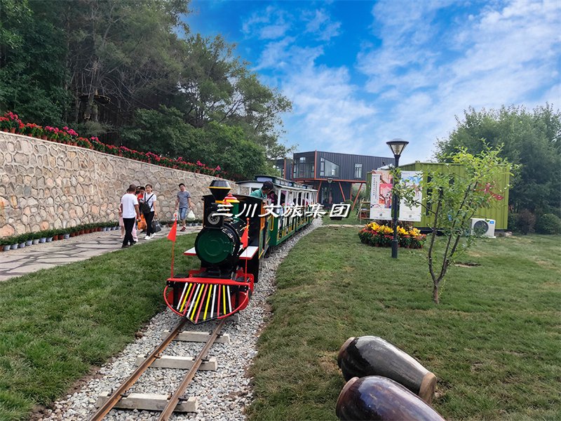 探秘农庄花海:穿越稻田,乘坐蒸汽小火车的唯美旅程